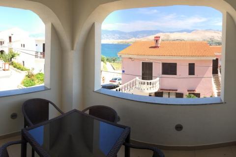 PAG, Grad Pag | Vila s 9 apartmana, parkingom i zemljištem, 2.red do mora