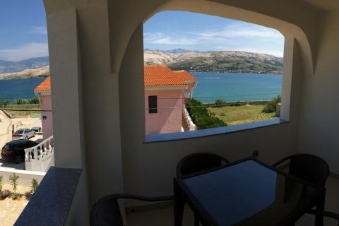 PAG, Grad Pag | Vila s 9 apartmana, parkingom i zemljištem, 2.red do mora
