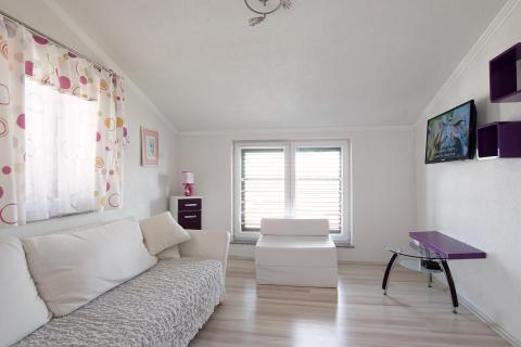 PAG, Grad Pag | Vila s 9 apartmana, parkingom i zemljištem, 2.red do mora