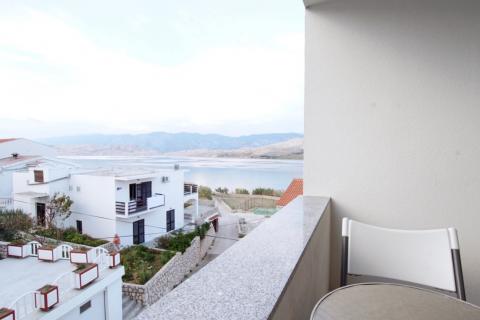 PAG, Grad Pag | Vila s 9 apartmana, parkingom i zemljištem, 2.red do mora