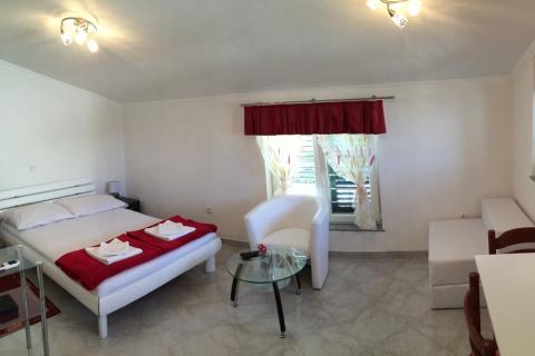 PAG, Grad Pag | Vila s 9 apartmana, parkingom i zemljištem, 2.red do mora