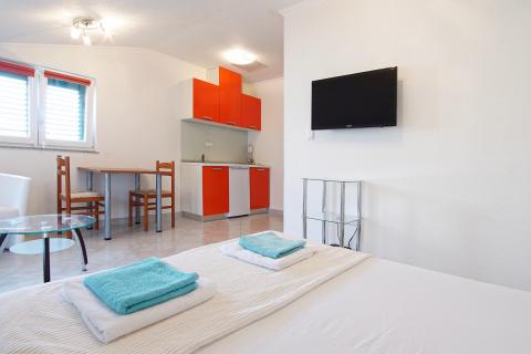 PAG, Grad Pag | Vila s 9 apartmana, parkingom i zemljištem, 2.red do mora