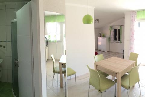 PAG, Grad Pag | Vila s 9 apartmana, parkingom i zemljištem, 2.red do mora