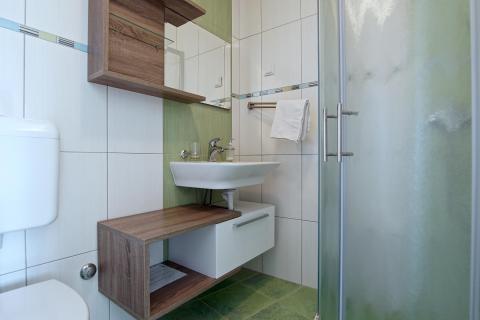 PAG, Grad Pag | Vila s 9 apartmana, parkingom i zemljištem, 2.red do mora