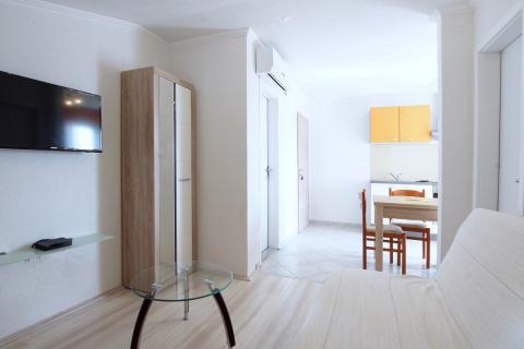 PAG, Grad Pag | Vila s 9 apartmana, parkingom i zemljištem, 2.red do mora