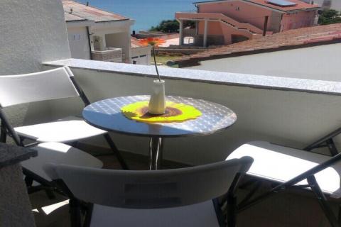 PAG, Grad Pag | Vila s 9 apartmana, parkingom i zemljištem, 2.red do mora