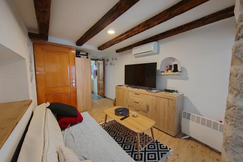 OTOK KRK,MALINSKA kamena kuća na prodaju 