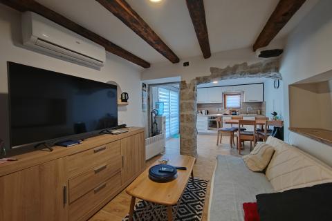 OTOK KRK,MALINSKA kamena kuća na prodaju 