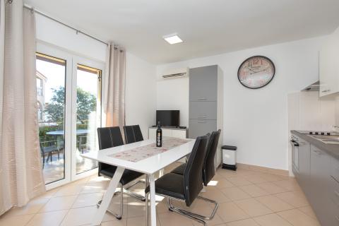 OTOK KRK,NJIVICE kuća sa pet apartmana i bazenom 