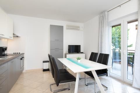 OTOK KRK,NJIVICE kuća sa pet apartmana i bazenom 