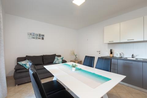 OTOK KRK,NJIVICE kuća sa pet apartmana i bazenom 