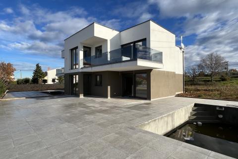 Poreč, okolica - stan u prizemlju sa vlastitim bazenom i okućnicom