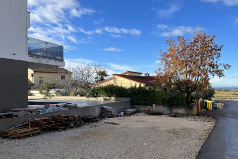 Poreč, okolica - stan u prizemlju sa vlastitim bazenom i okućnicom