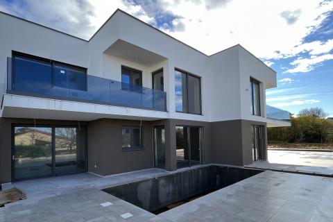 Poreč, okolica - stan u prizemlju sa vlastitim bazenom i okućnicom