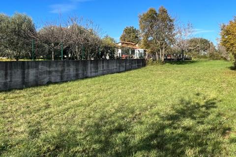 Umag - okolica, kombinacija građevinsko-poljoprivrednog zemljišta u mirnom naselju