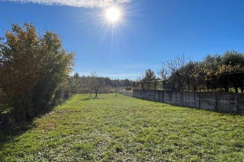 Umag - okolica, kombinacija građevinsko-poljoprivrednog zemljišta u mirnom naselju