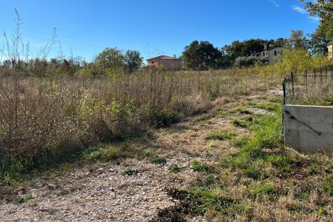 Umag - okolica, kombinacija građevinsko-poljoprivrednog zemljišta u mirnom naselju