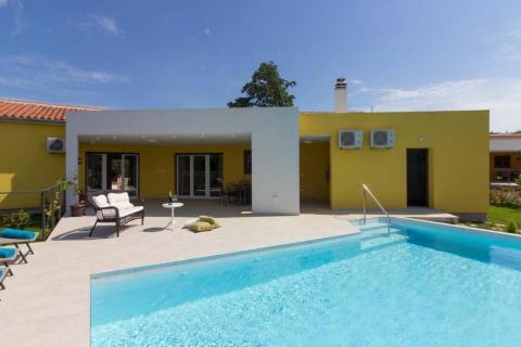 Istra, Svetvinčenat, prostrana villa sa bazenom u oazi mira