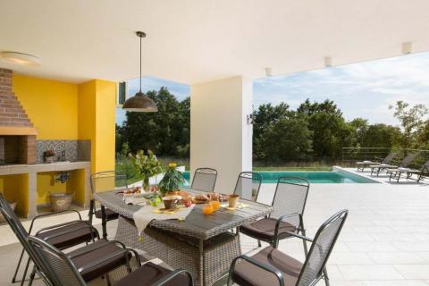 Istra, Svetvinčenat, prostrana villa sa bazenom u oazi mira