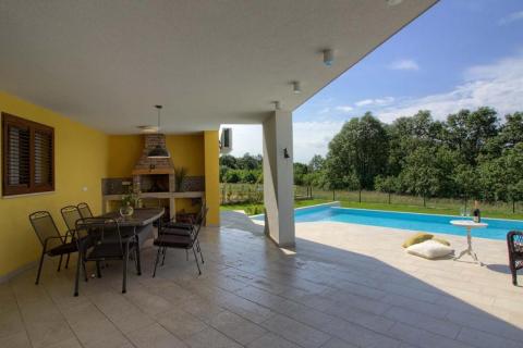 Istra, Svetvinčenat, prostrana villa sa bazenom u oazi mira