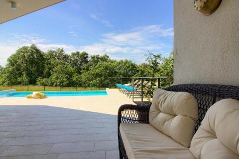 Istra, Svetvinčenat, prostrana villa sa bazenom u oazi mira