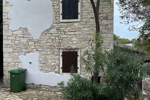 Istra,Kaštel-Buje,šarmantna kamena kuća u velikoj zelenoj oazi