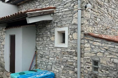 Istra,Kaštel-Buje,šarmantna kamena kuća u velikoj zelenoj oazi