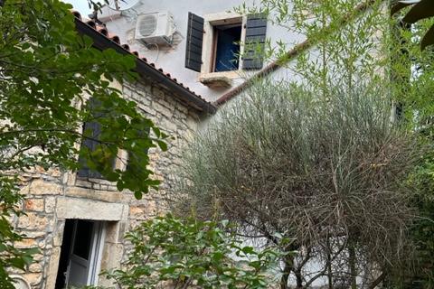 Istra,Kaštel-Buje,šarmantna kamena kuća u velikoj zelenoj oazi