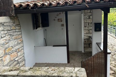 Istra,Kaštel-Buje,šarmantna kamena kuća u velikoj zelenoj oazi