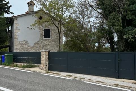 Istra,Kaštel-Buje,šarmantna kamena kuća u velikoj zelenoj oazi