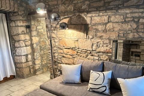 Istra,Kaštel-Buje,šarmantna kamena kuća u velikoj zelenoj oazi