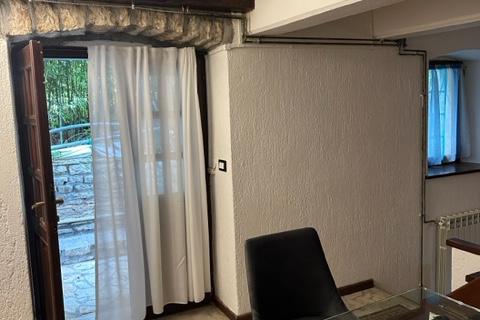 Istra,Kaštel-Buje,šarmantna kamena kuća u velikoj zelenoj oazi