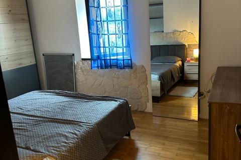 Istra,Kaštel-Buje,šarmantna kamena kuća u velikoj zelenoj oazi