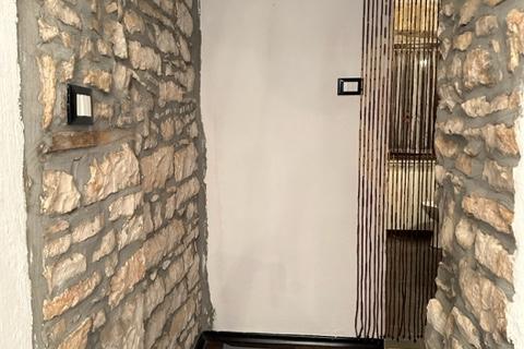 Istra,Kaštel-Buje,šarmantna kamena kuća u velikoj zelenoj oazi