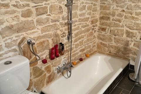 Istra,Kaštel-Buje,šarmantna kamena kuća u velikoj zelenoj oazi