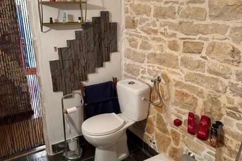 Istra,Kaštel-Buje,šarmantna kamena kuća u velikoj zelenoj oazi