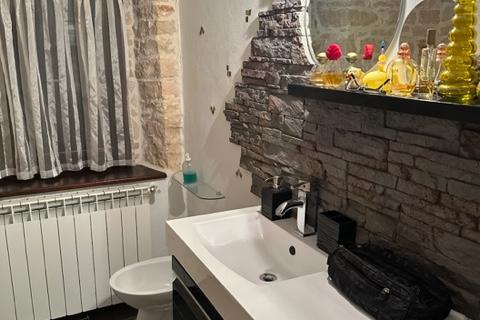 Istra,Kaštel-Buje,šarmantna kamena kuća u velikoj zelenoj oazi