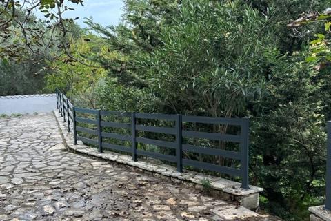 Istra,Kaštel-Buje,šarmantna kamena kuća u velikoj zelenoj oazi