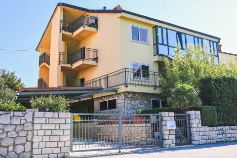 KRALJEVICA-kuća sa dva stana i bazenom