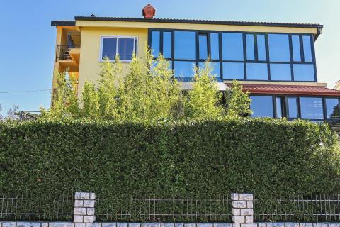 KRALJEVICA-kuća sa dva stana i bazenom