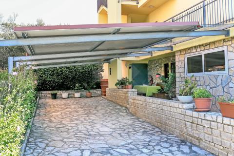 KRALJEVICA-kuća sa dva stana i bazenom