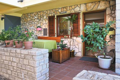 KRALJEVICA-kuća sa dva stana i bazenom