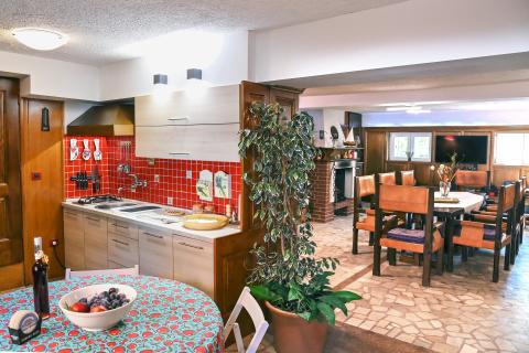 KRALJEVICA-kuća sa dva stana i bazenom