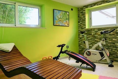 KRALJEVICA-kuća sa dva stana i bazenom