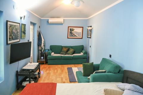 KRALJEVICA-kuća sa dva stana i bazenom