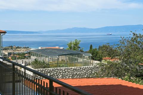 KRALJEVICA-kuća sa dva stana i bazenom