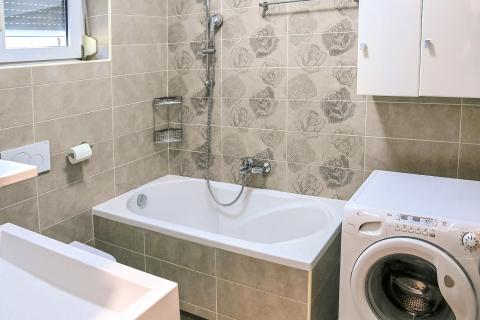 KRALJEVICA-kuća sa dva stana i bazenom