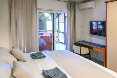 KRALJEVICA-kuća sa dva stana i bazenom