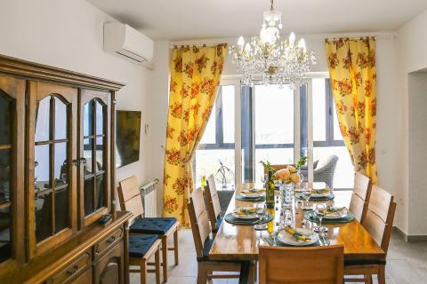 KRALJEVICA-kuća sa dva stana i bazenom