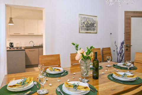 KRALJEVICA-kuća sa dva stana i bazenom